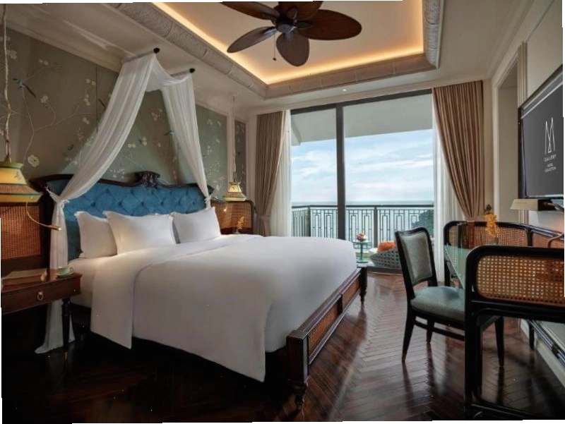 Hồ bơi vô cực tại Hotel Perle d’Orient Mgallery Cát Bà với tầm nhìn bao quát