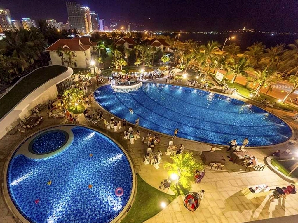 Hồ bơi vô cực tại khách sạn Grand Tourane