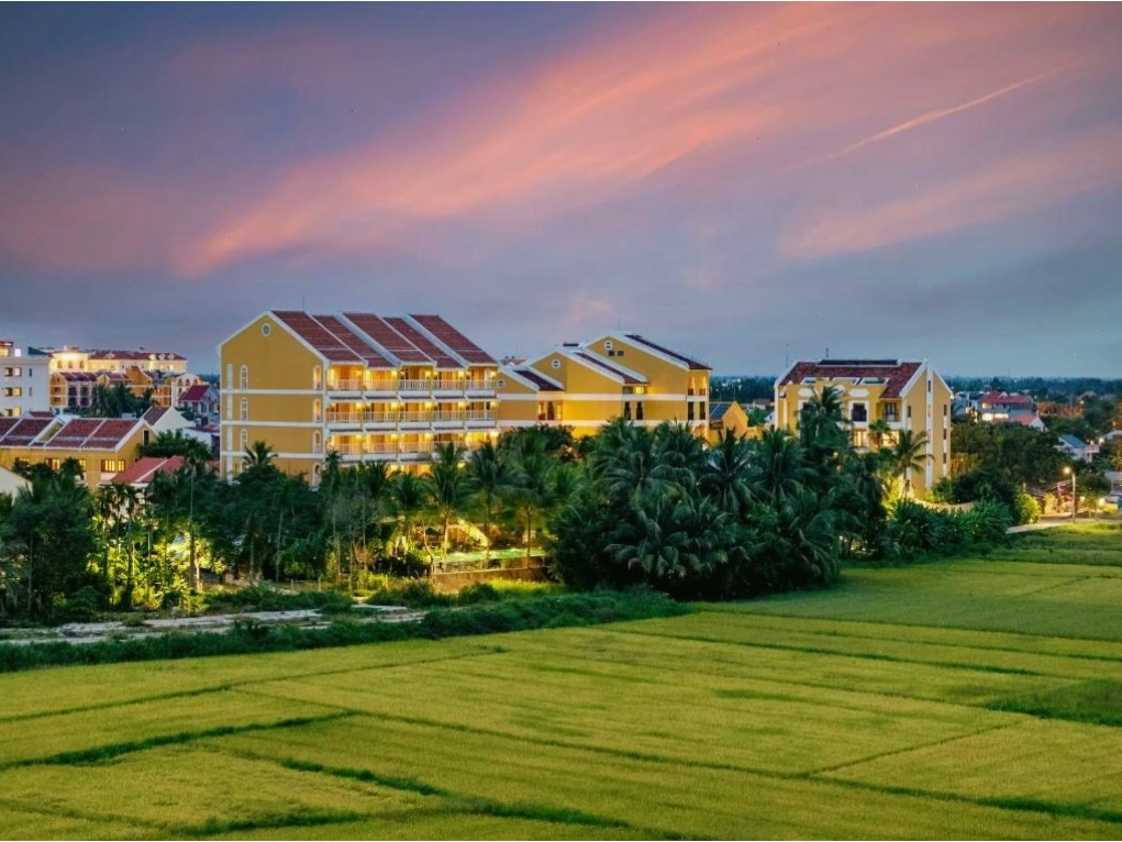 Hồ bơi vô cực tại La Siesta Hội An với view cánh đồng lúa