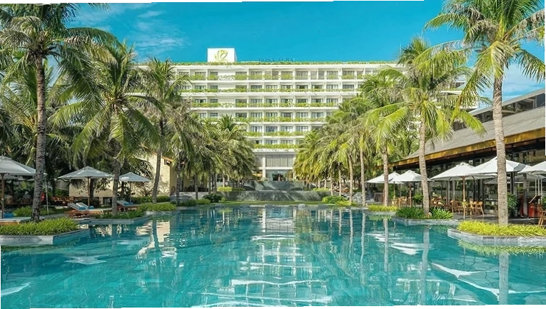 Hồ bơi vô cực tại Rosa Alba Resort với tầm nhìn hướng biển