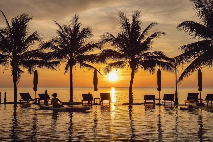 Hồ bơi vô cực tại Sun Việt Resort Phú Quốc với tầm nhìn ra biển