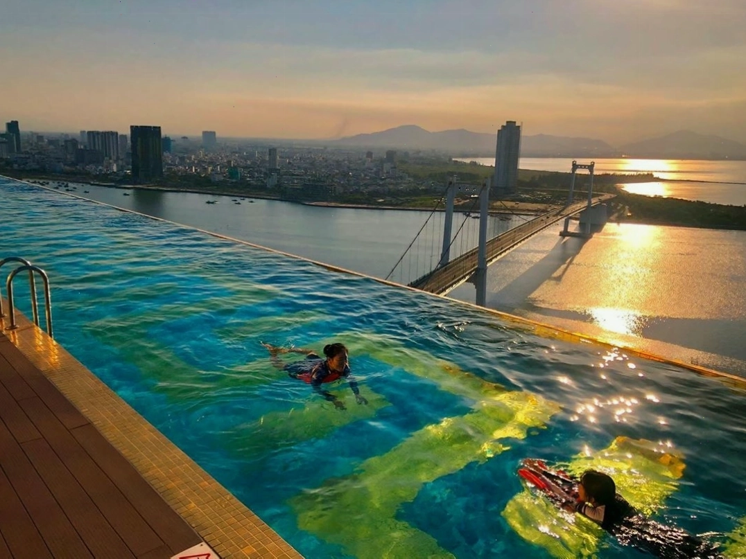Hồ bơi vô cực tại tầng 29 của Khách sạn Golden Bay Đà Nẵng