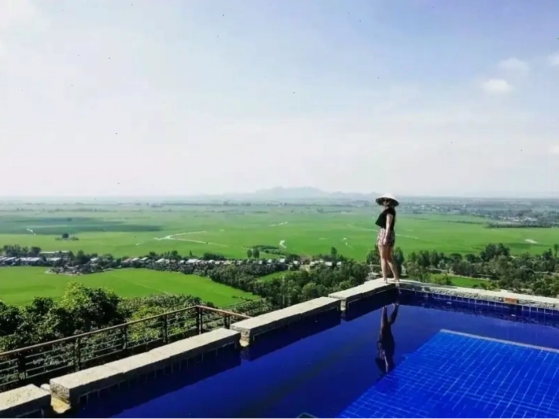 Hồ bơi vô cực tại Victoria Núi Sam Lodge