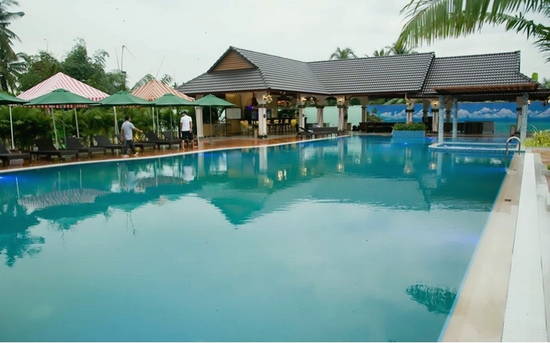 Hồ bơi xanh mát tại Forever Green Resort