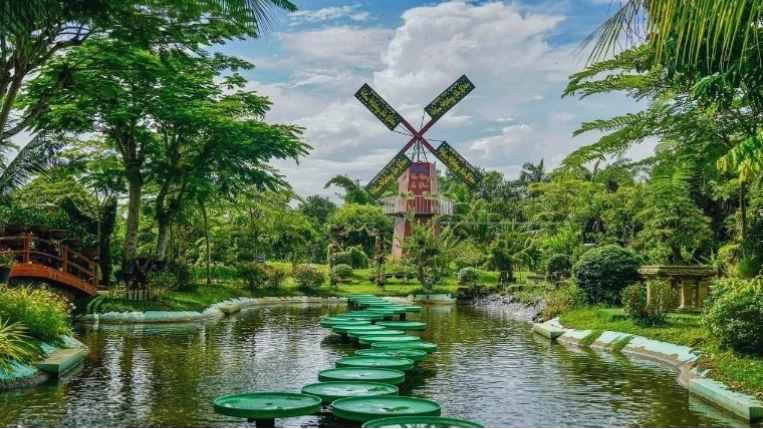Hồ cá Koi lớn tại một homestay ở Đồng Tháp