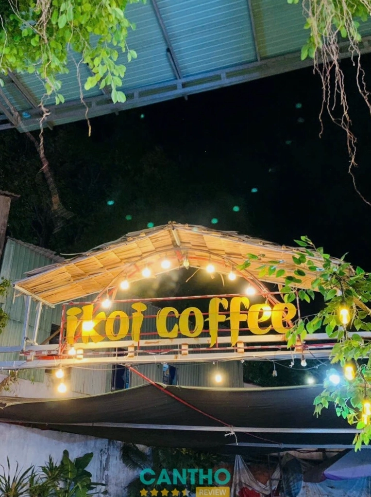Hồ cá Koi rộng lớn tại Ikoi Coffee Cần Thơ