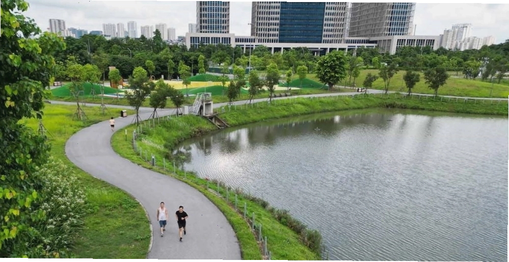 Hồ điều hòa rộng lớn tại trung tâm Công viên Mễ Trì