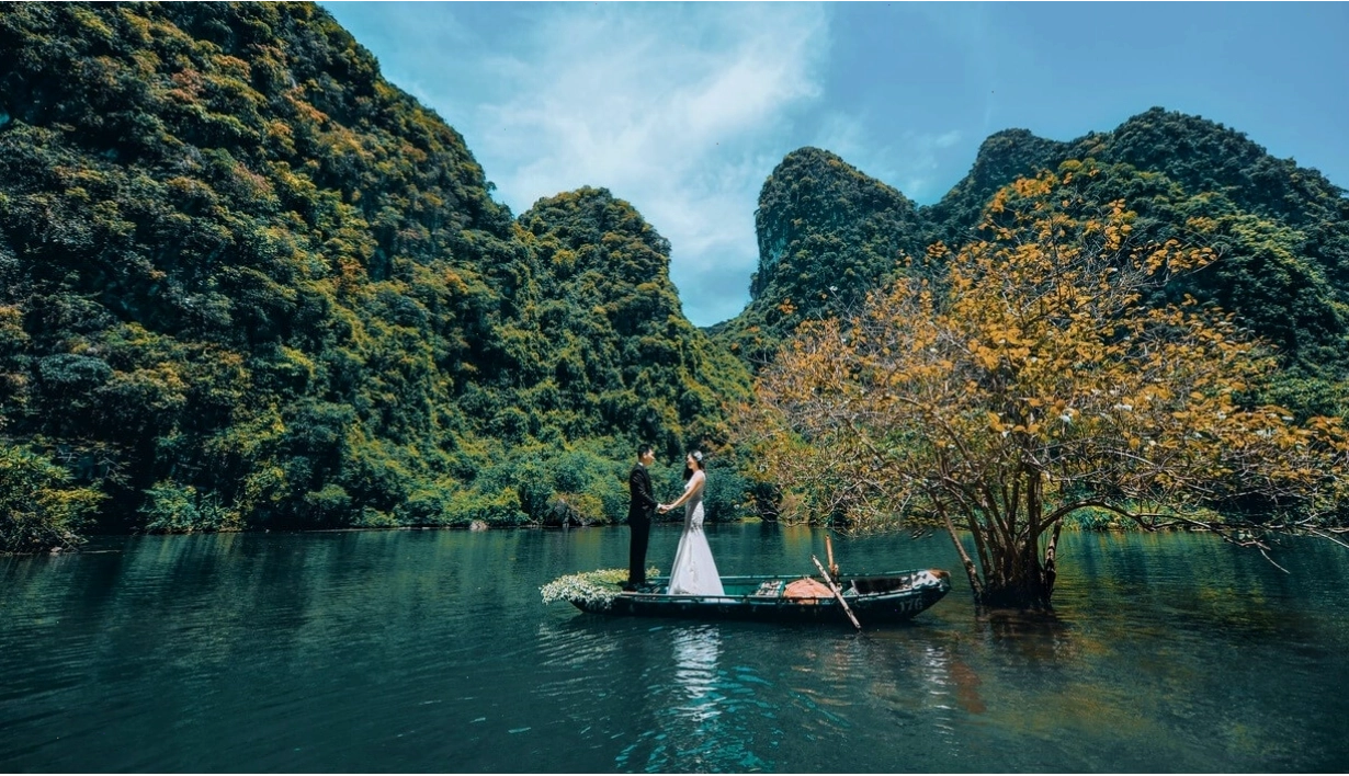 Hồ Đồng Chương với mặt nước phẳng lặng và không gian yên tĩnh