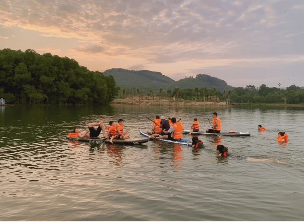 Hồ Ghềnh Chè xanh trong