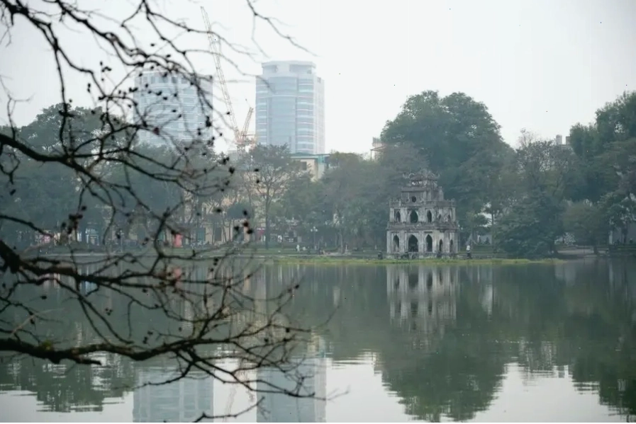 Hồ Gươm và cầu Thê Húc lung linh về đêm