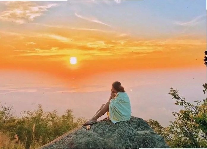 Hồ Mây Núi buổi sáng với khung cảnh thơ mộng và sương mỏng