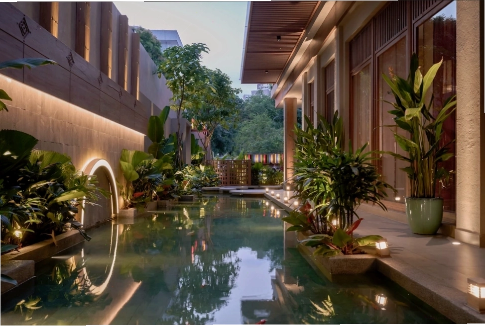 Hồ nước bên trong nhà hàng Ashima giúp điều hòa không gian