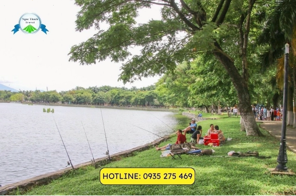 Hồ nước rộng lớn nằm giữa Công viên 29/3 tạo nên khung cảnh trong lành và yên bình