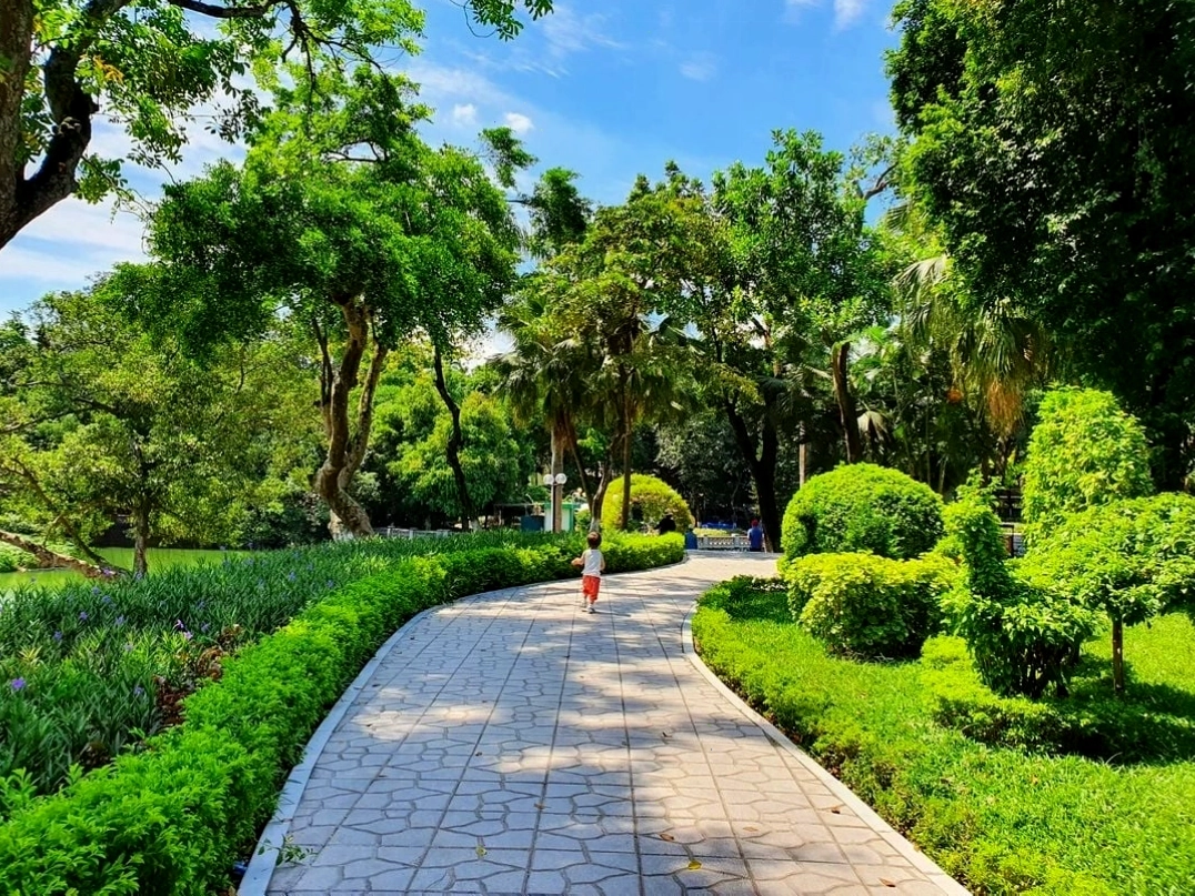 Hồ nước tại Công Viên Thủ Lệ