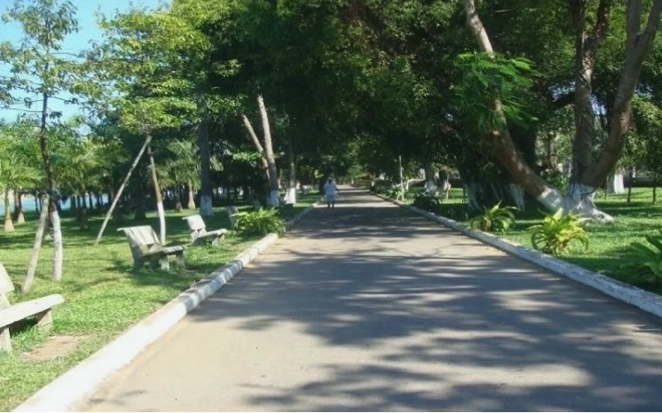 Hồ nước trong xanh tại Công viên 29 tháng 3