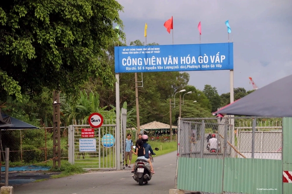 Hồ nước trong xanh tại Công viên Văn hóa Gò Vấp
