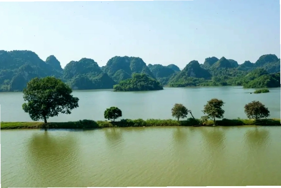 Hồ Quan Sơn với cảnh sắc thiên nhiên tuyệt đẹp là địa điểm nghỉ dưỡng gần Hà Nội