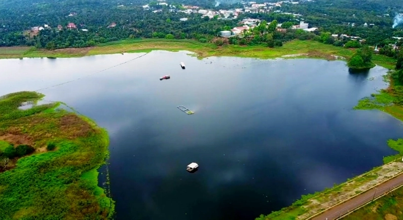 Hồ Suối Vọng rộng lớn với không gian hoang sơ và bình dị