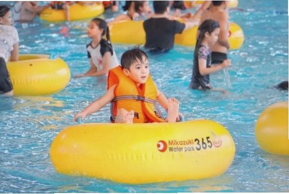 Hồ tạo sóng sôi động tại công viên nước Mikazuki