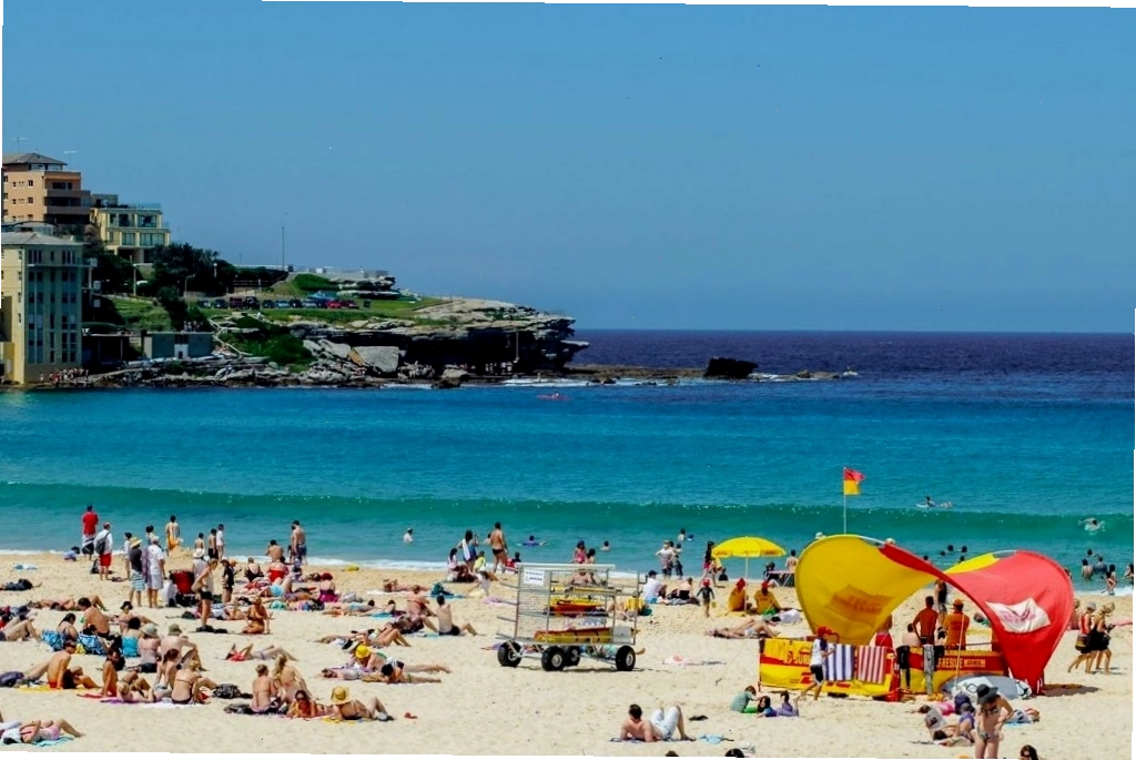 Hòa mình vào trong làn nước mát rượi và trong xanh tại bãi biển Bondi