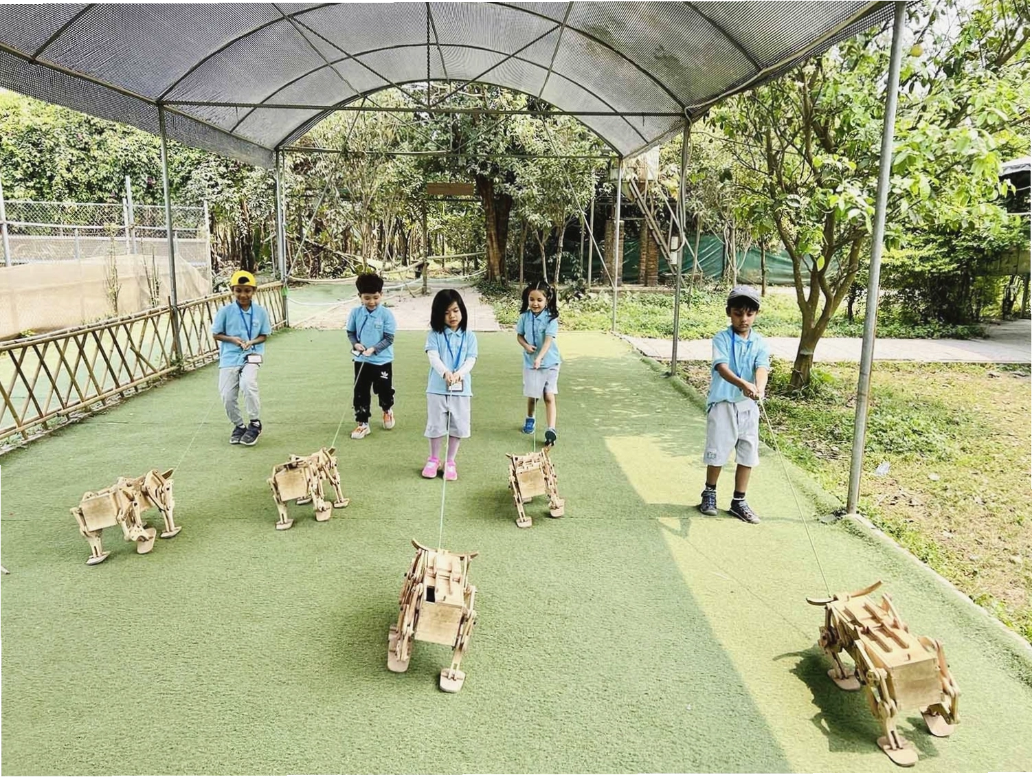 Hoa nở rộ trong khuôn viên công viên