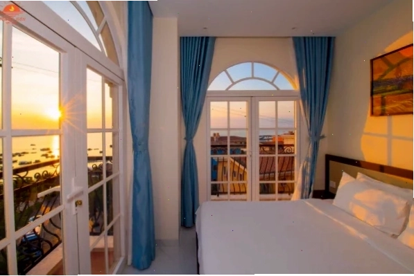 Hoàng Hôn Hotel nhìn từ bên ngoài, nổi bật giữa khung cảnh hoàng hôn