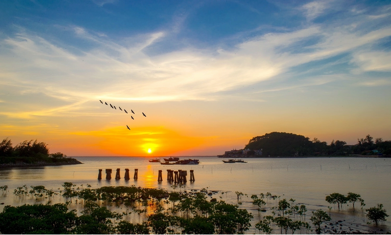 Hoàng hôn lãng mạn trên bãi biển Đồ Sơn