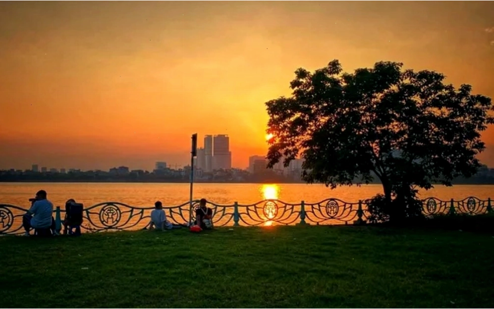 Hoàng hôn lãng mạn trên Hồ Tây