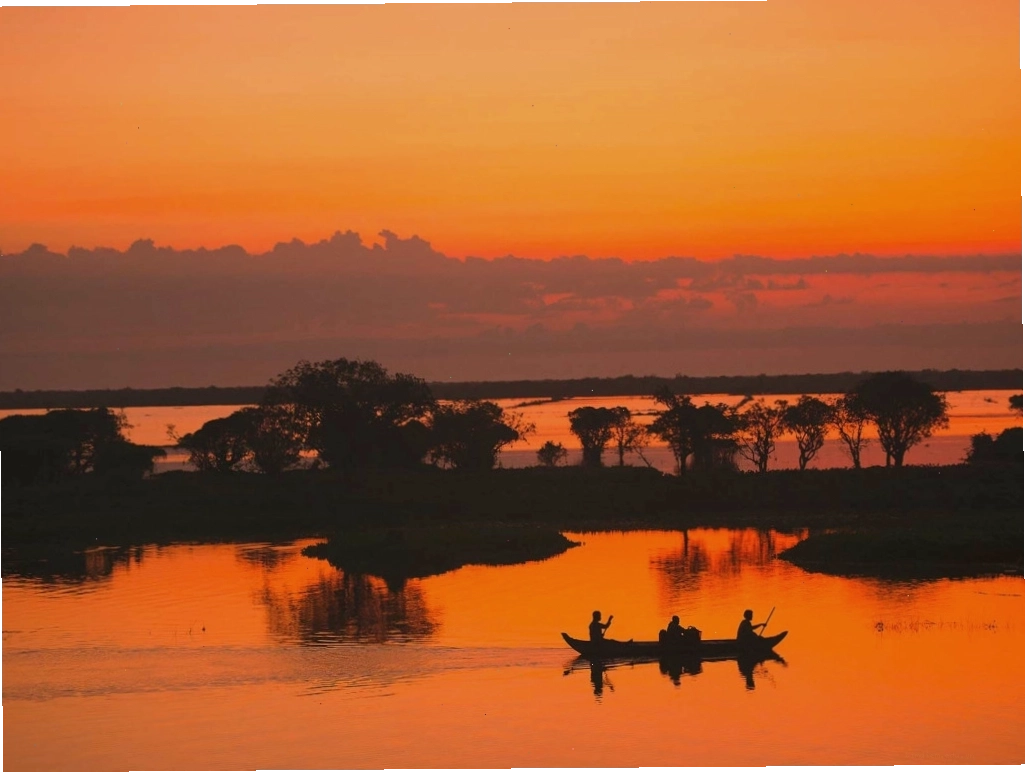 Hoàng hôn trên Biển Hồ Tonle Sap Campuchia