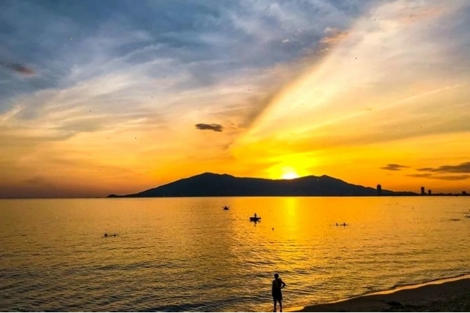 Hoàng hôn trên biển Mỹ Khê với ánh nắng vàng rực rỡ
