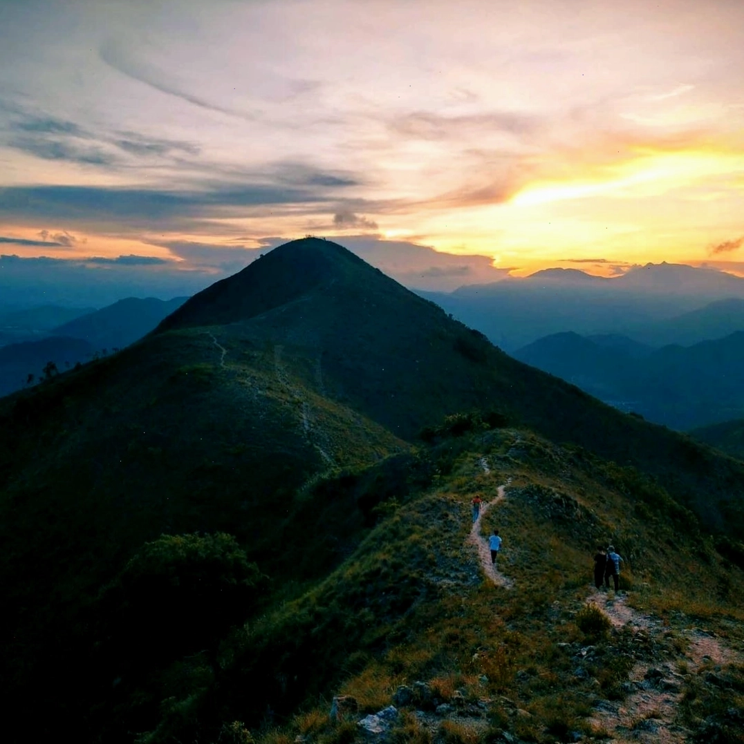 Hoàng hôn tuyệt đẹp nhìn từ đỉnh Núi Cô Tiên