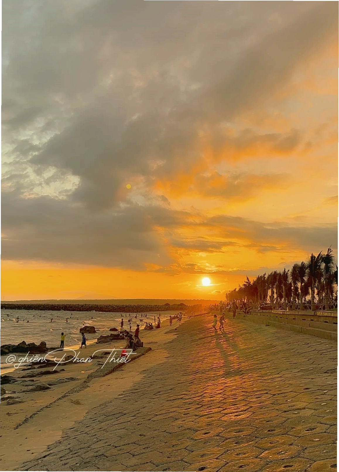 Hoàng hôn tuyệt đẹp trên biển Thương Chánh