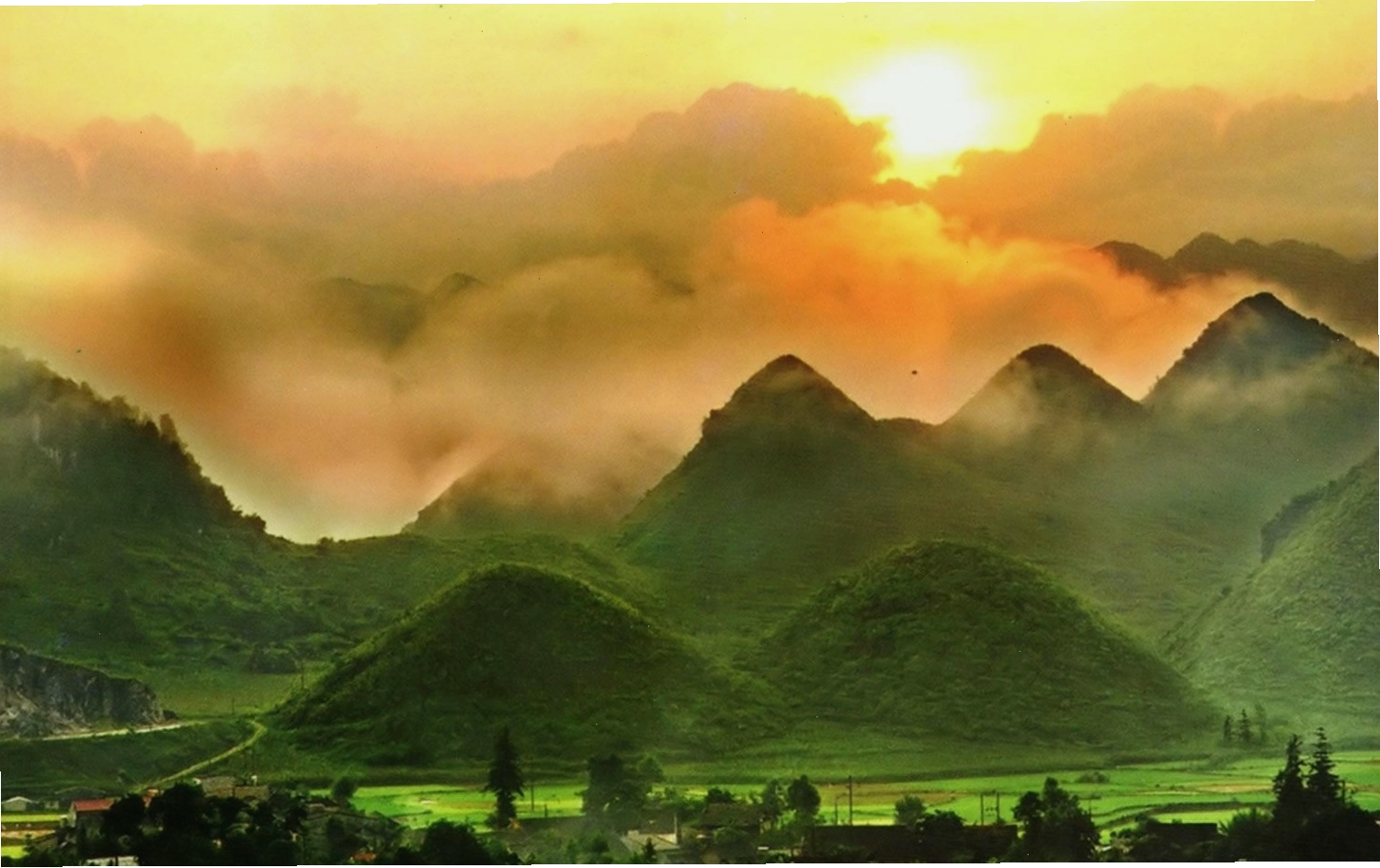 Hoàng hôn tuyệt đẹp trên Núi Đôi Quản Bạ