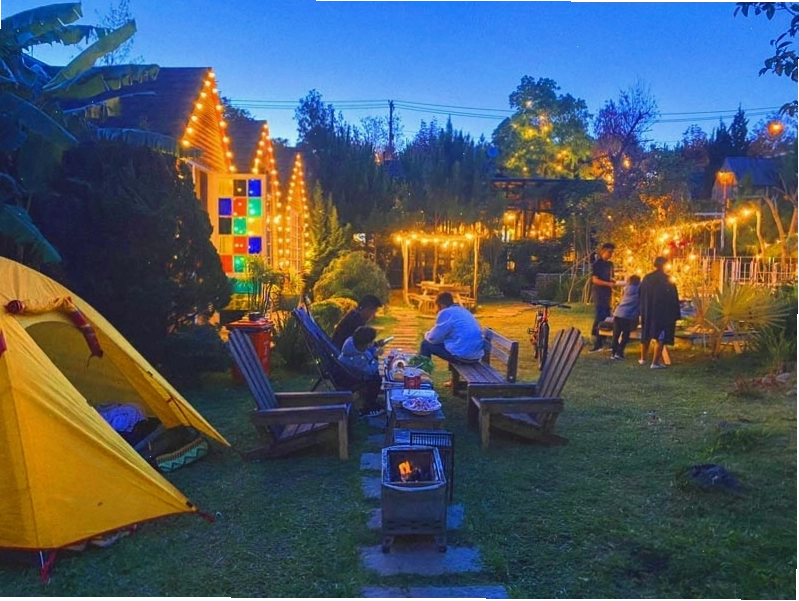 Hoạt động BBQ ngoài trời tại sân vườn In The Pines