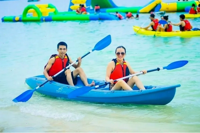 Hoạt động chèo kayak trên biển Cô Tô