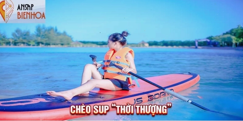 Hoạt động chèo SUP thư giãn trên mặt hồ Suối Mơ