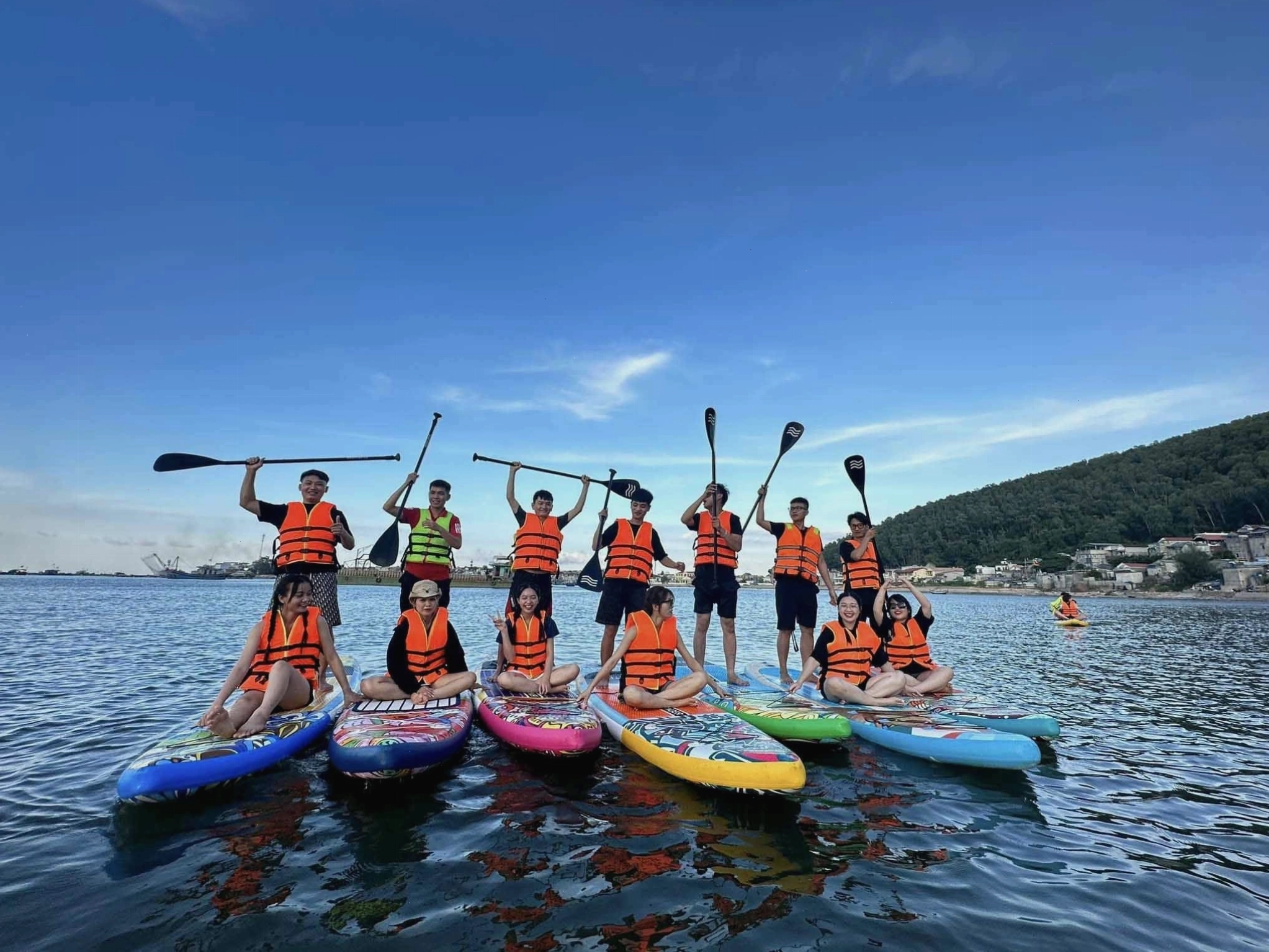 Hoạt động chèo SUP thú vị tại Bãi Đông