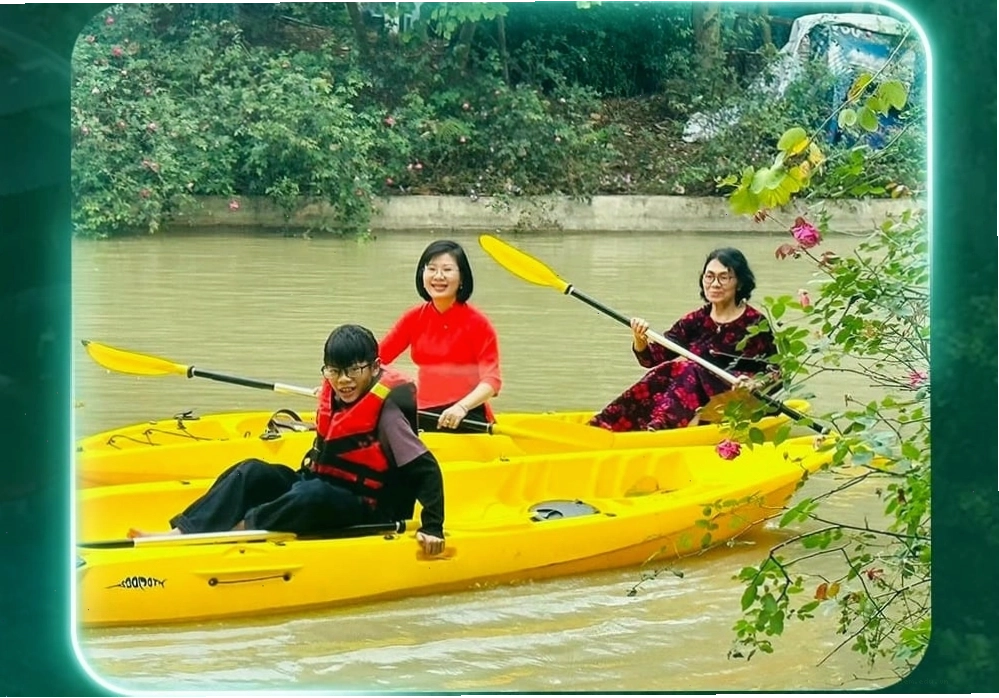 Hoạt động chèo thuyền kayak gần khu vực suối khoáng nóng Kênh Gà