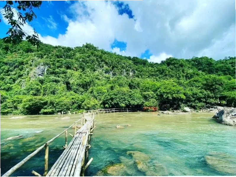 Hoạt động chèo thuyền Kayak tại Suối Moọc Quảng Bình
