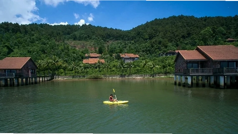 Hoạt động chèo thuyền kayak tại Vedana Lagoon