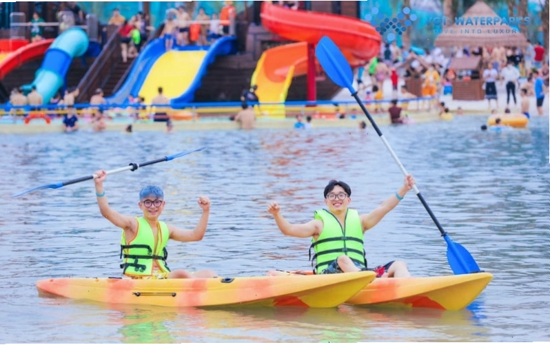 Hoạt động chèo thuyền Kayak trên biển nhân tạo