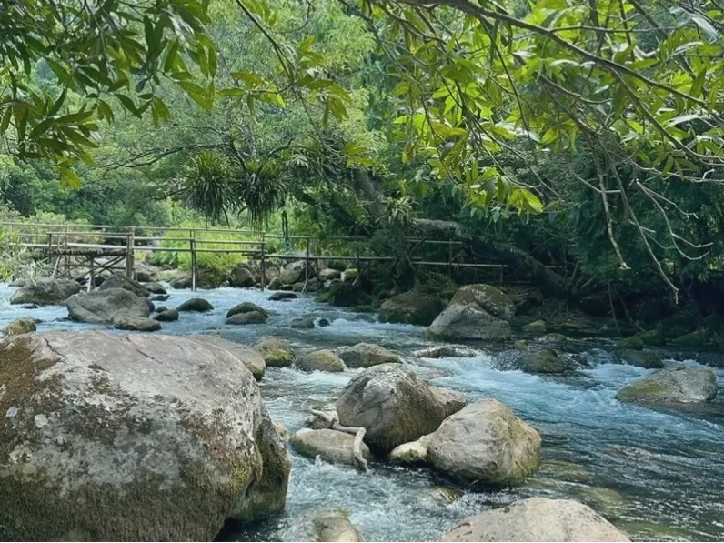 Hoạt động chèo thuyền Kayak trên Suối Moọc