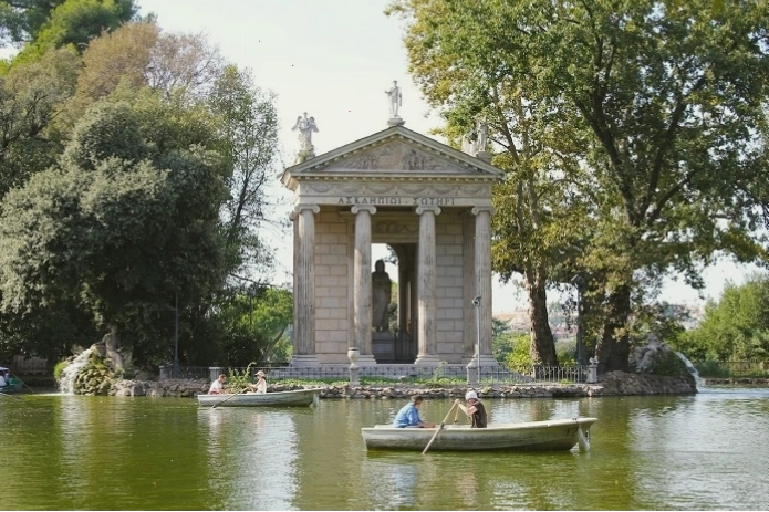 Hoạt động chèo thuyền trên hồ trong Vườn Villa Borghese