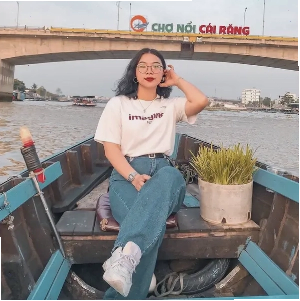Hoạt động mua bán nhộn nhịp tại chợ nổi Cái Răng