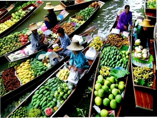 Hoạt động mua bán nhộn nhịp trên Chợ nổi Cà Mau