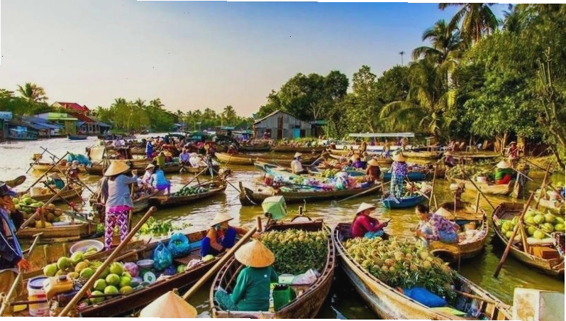 Hoạt động mua bán nhộn nhịp trên Chợ nổi Cà Mau