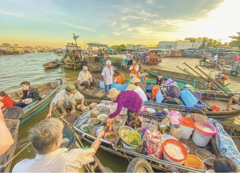 Hoạt động mua bán tấp nập tại chợ nổi Cái Răng