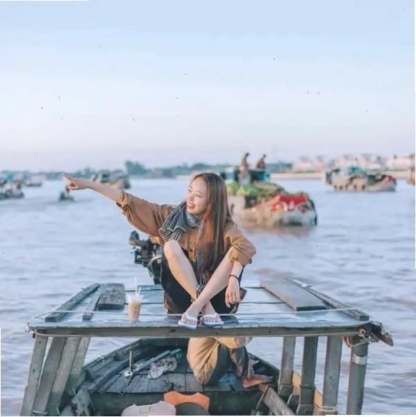 Hoạt động mua bán tấp nập tại chợ nổi Trà Ôn
