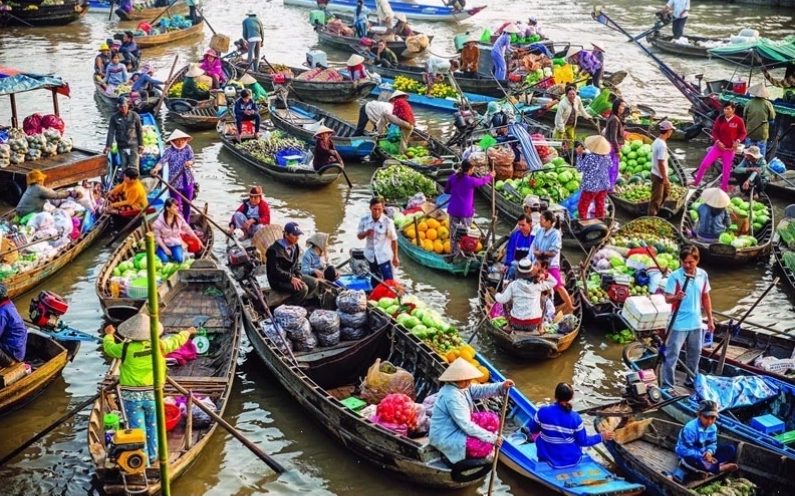 Hoạt động mua bán tấp nập trên Chợ nổi Long Xuyên