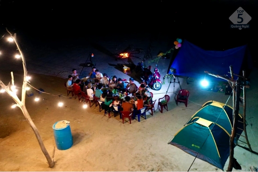 Hoạt động nhóm cùng nhau thưởng thức tiệc nướng BBQ tại biển Châu Tân